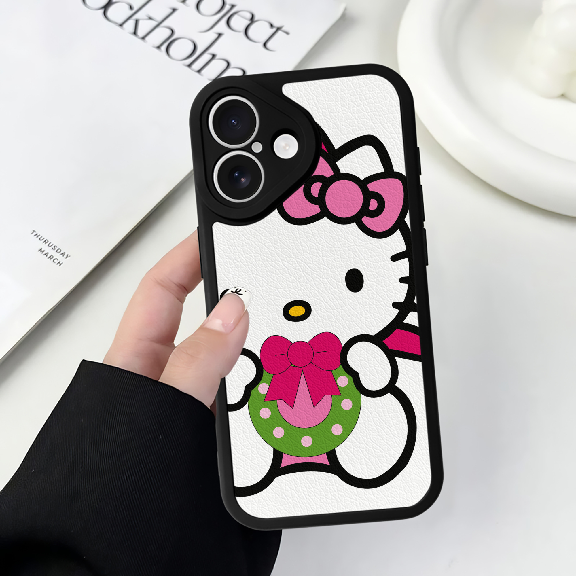 （画像用） Hello Kitty ハローキティ 【iPhone 16シリーズ対応】シリコンスマホケース（レザー調） 材質：シリコン